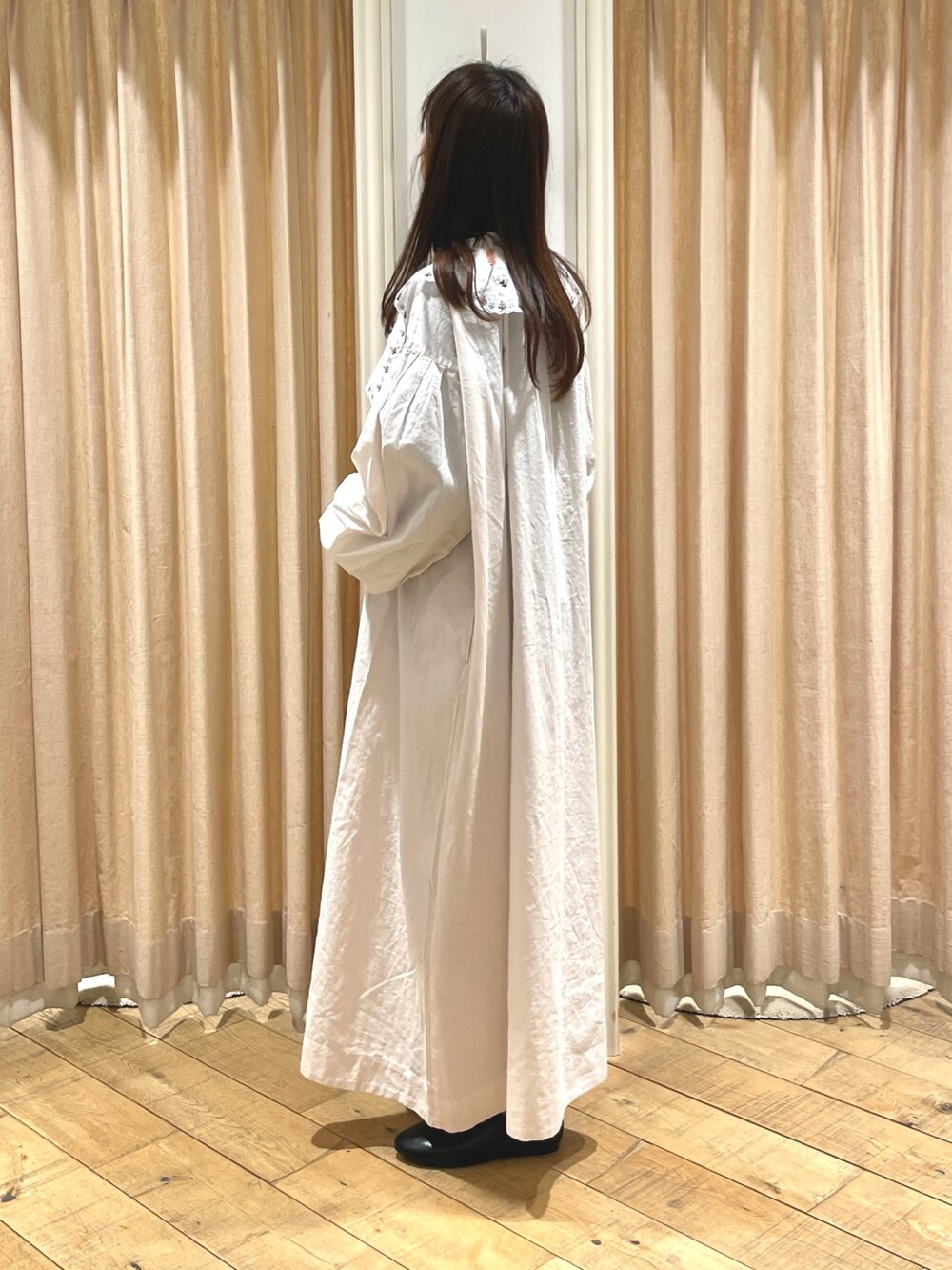 ブラック系のドレスシューズ、ホワイト系のワンピースを着用したレディースの春コーディネートの3枚目の写真