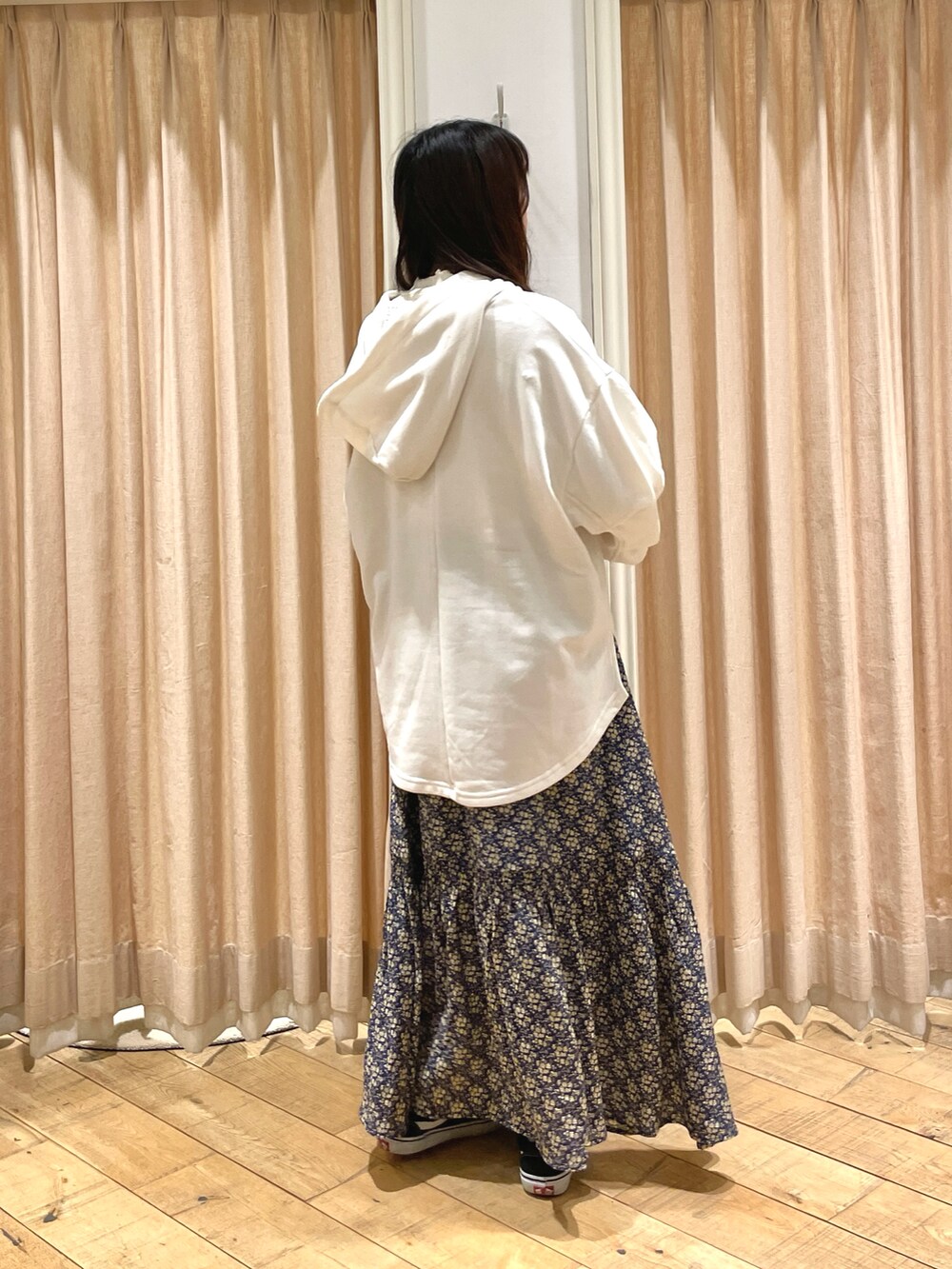 ブルー系のスカート、ホワイト系のTシャツ/カットソーを着用したレディースの冬コーディネートの4枚目の写真