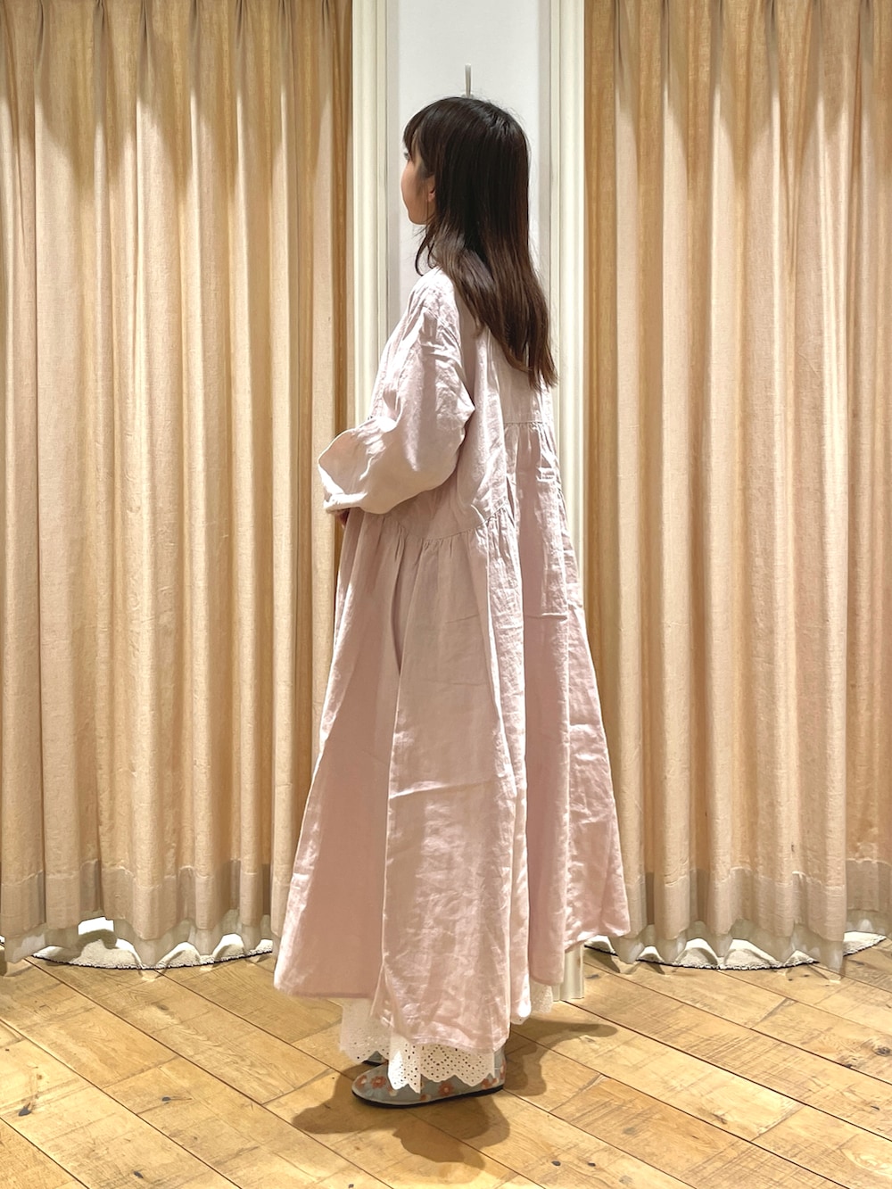 ベージュ系のドレスシューズ、ホワイト系のその他パンツ、ピンク系のワンピースを着用したレディースの春コーディネートの2枚目の写真