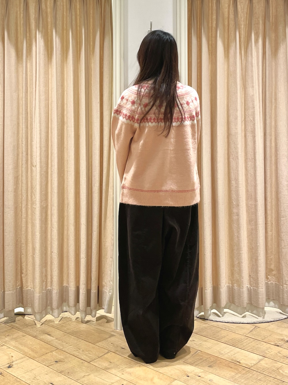 ホワイト系のシャツ/ブラウス、ピンク系のカーディガン/ボレロ、ブラウン系のその他パンツを着用したレディースの冬コーディネートの3枚目の写真