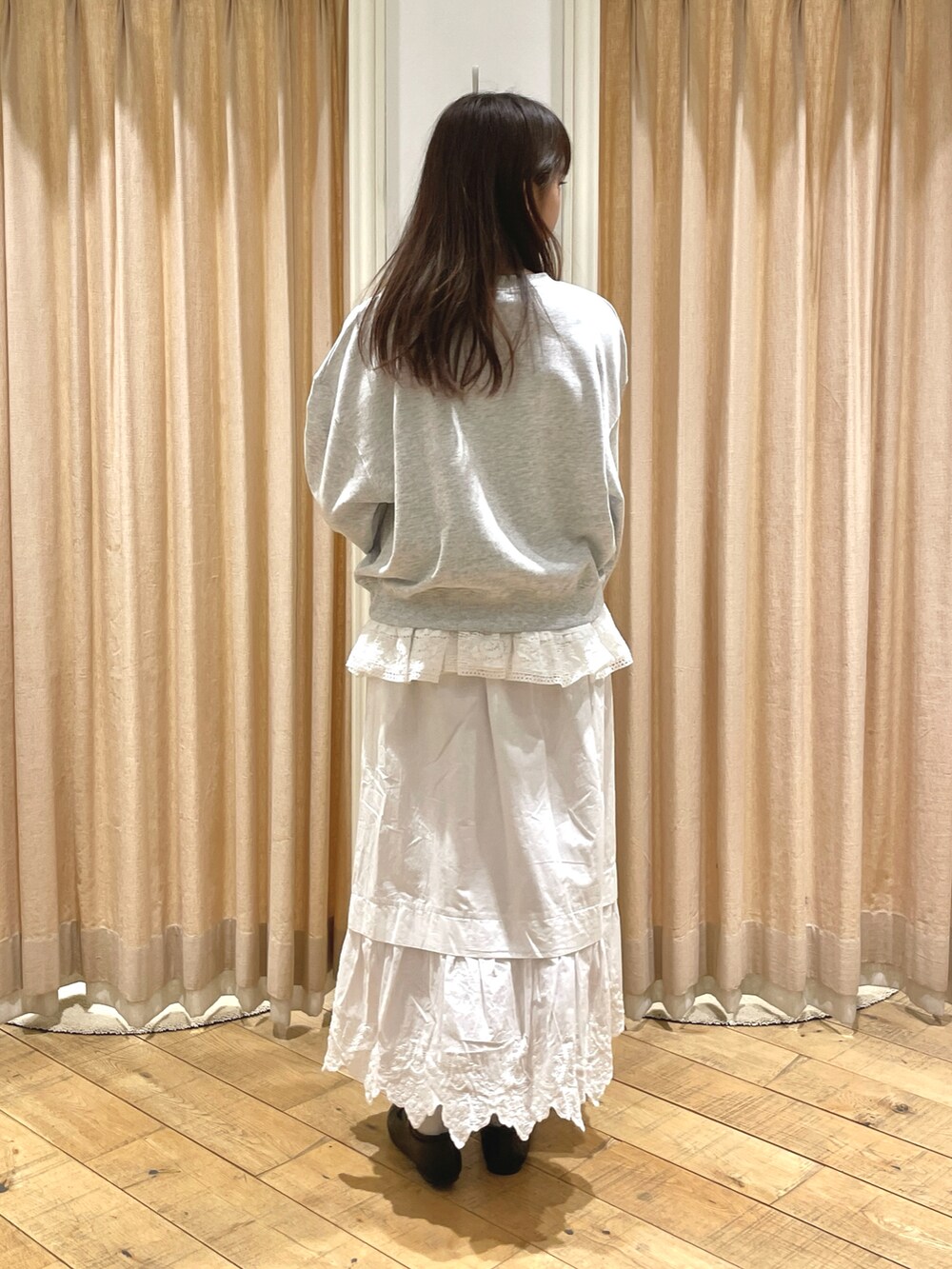 ブラック系のドレスシューズ、グレー系のTシャツ/カットソー、ホワイト系のシャツ/ブラウスを着用したレディースの春コーディネートの4枚目の写真