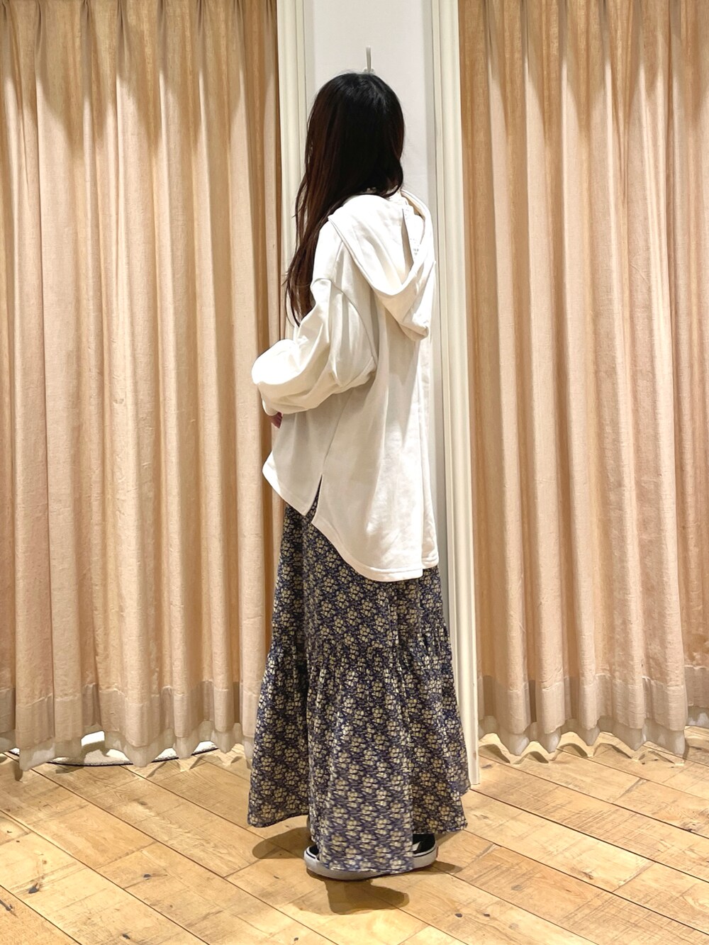 ブルー系のスカート、ホワイト系のTシャツ/カットソーを着用したレディースの冬コーディネートの3枚目の写真