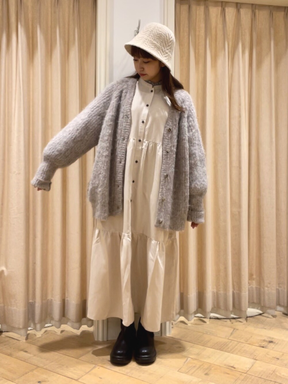 ブラック系のブーツ、ブラウン系のカーディガン/ボレロ、グレー系のシャツ/ブラウスを着用したレディースの秋コーディネートの3枚目の写真