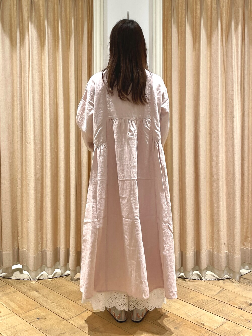 ベージュ系のドレスシューズ、ホワイト系のその他パンツ、ピンク系のワンピースを着用したレディースの春コーディネートの3枚目の写真