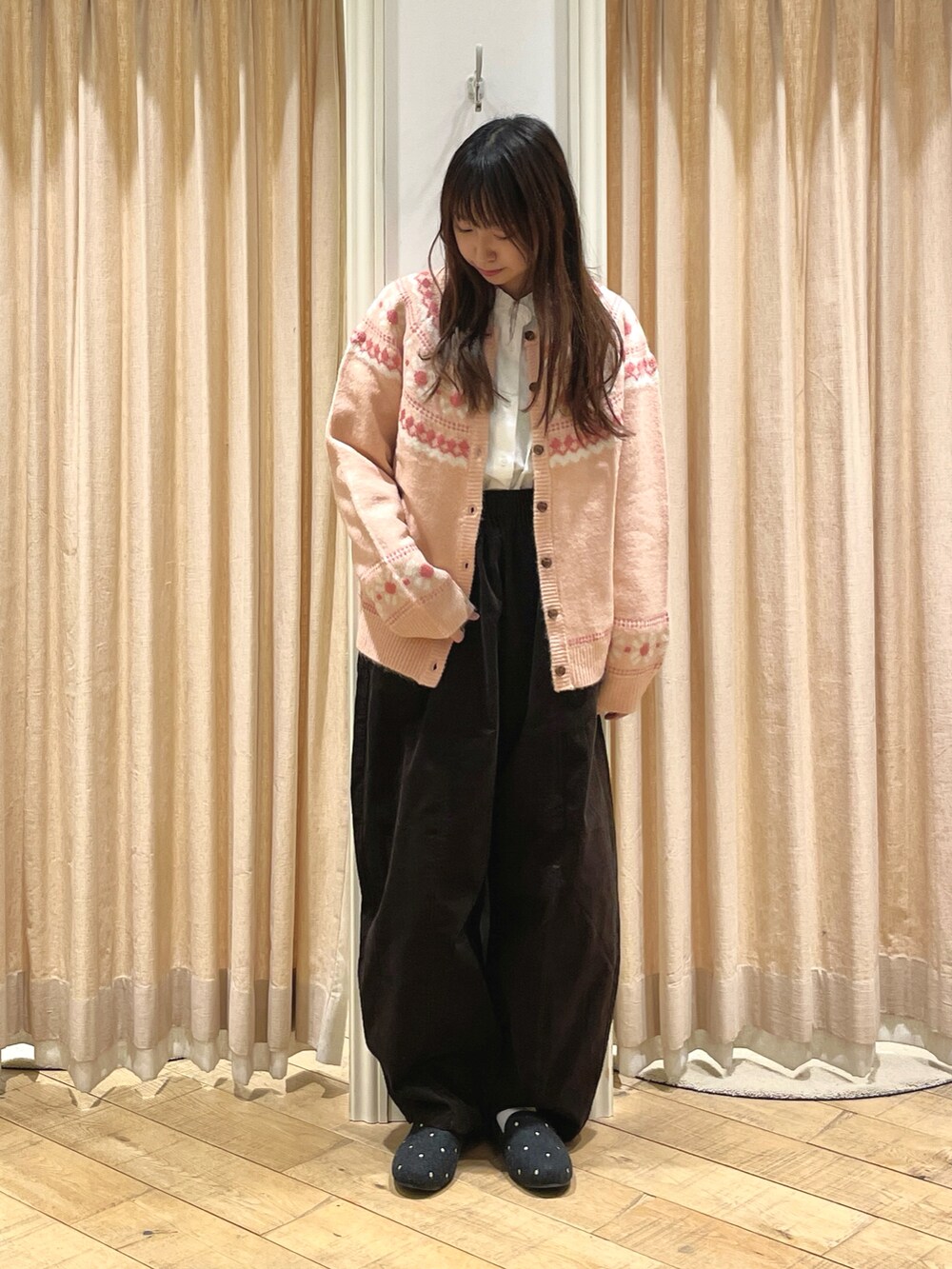 ホワイト系のシャツ/ブラウス、ピンク系のカーディガン/ボレロ、ブラウン系のその他パンツを着用したレディースの冬コーディネートの2枚目の写真