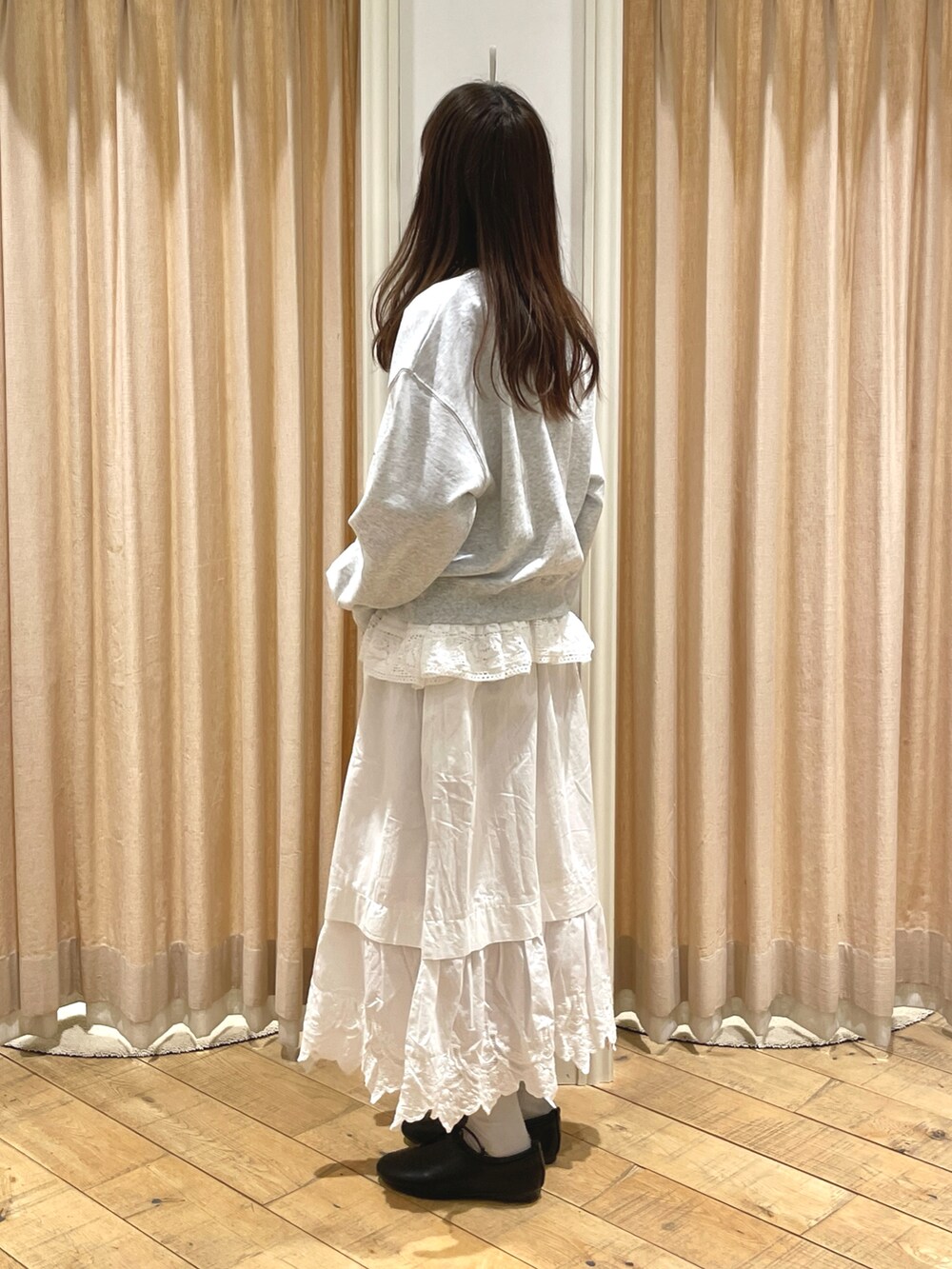 ブラック系のドレスシューズ、グレー系のTシャツ/カットソー、ホワイト系のシャツ/ブラウスを着用したレディースの春コーディネートの3枚目の写真