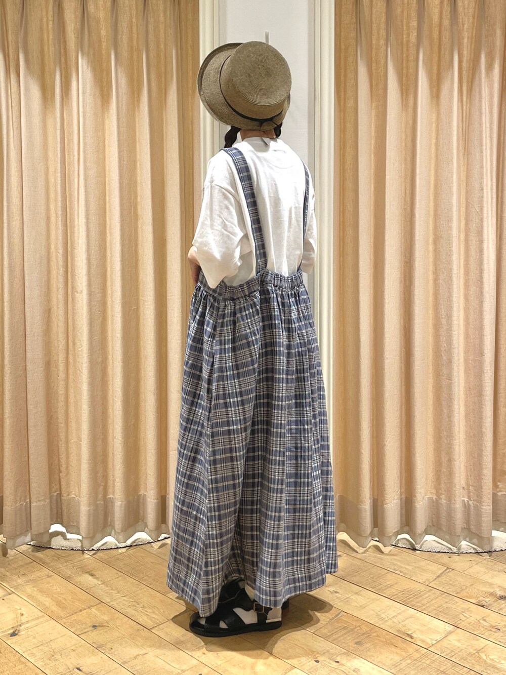 ホワイト系のTシャツ/カットソー、ブルー系のワンピース/ドレス、ブラック系のサンダルを着用したレディースの春コーディネートの3枚目の写真