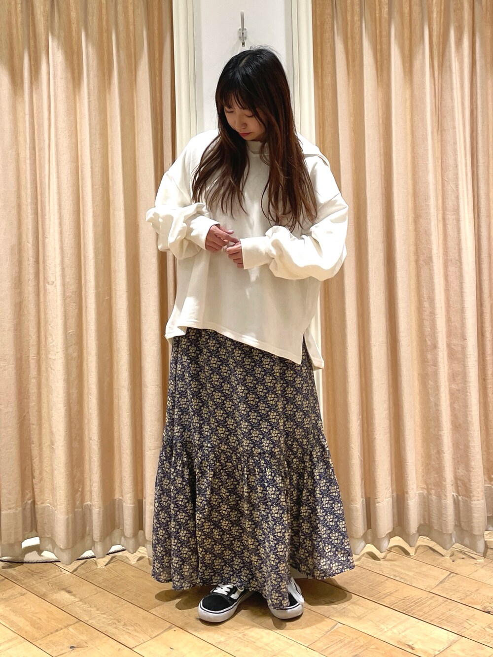 ブルー系のスカート、ホワイト系のTシャツ/カットソーを着用したレディースの冬コーディネートの2枚目の写真