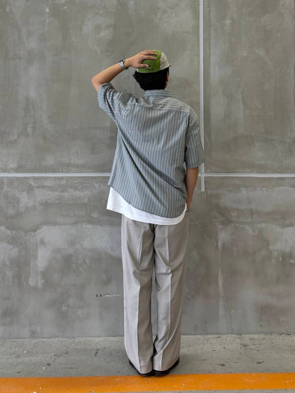 グレー系のその他パンツ、ブルー系のシャツ/ブラウスを着用したメンズの夏コーディネートの3枚目の写真