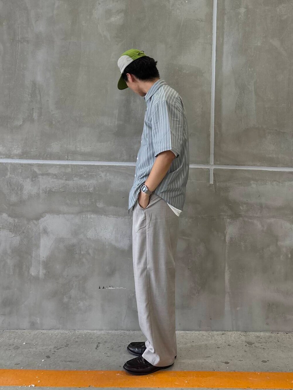 グレー系のその他パンツ、ブルー系のシャツ/ブラウスを着用したメンズの夏コーディネートの5枚目の写真