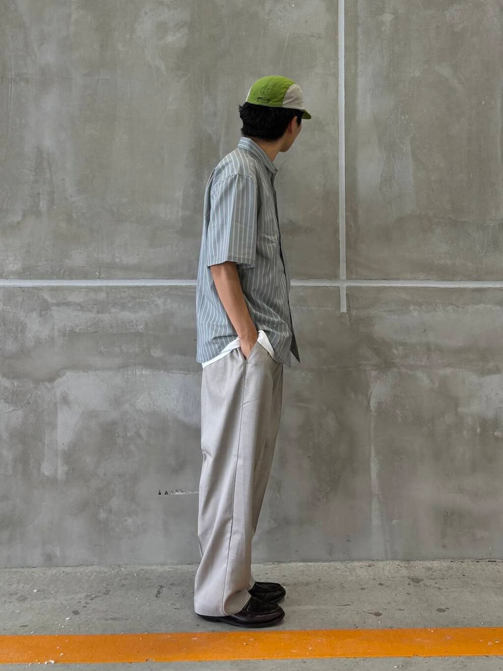 グレー系のその他パンツ、ブルー系のシャツ/ブラウスを着用したメンズの夏コーディネートの2枚目の写真