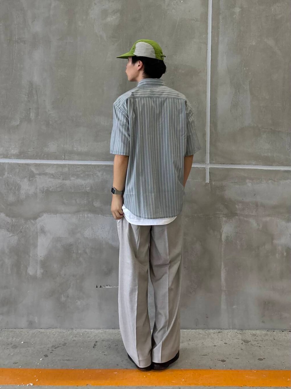 グレー系のその他パンツ、ブルー系のシャツ/ブラウスを着用したメンズの夏コーディネートの4枚目の写真