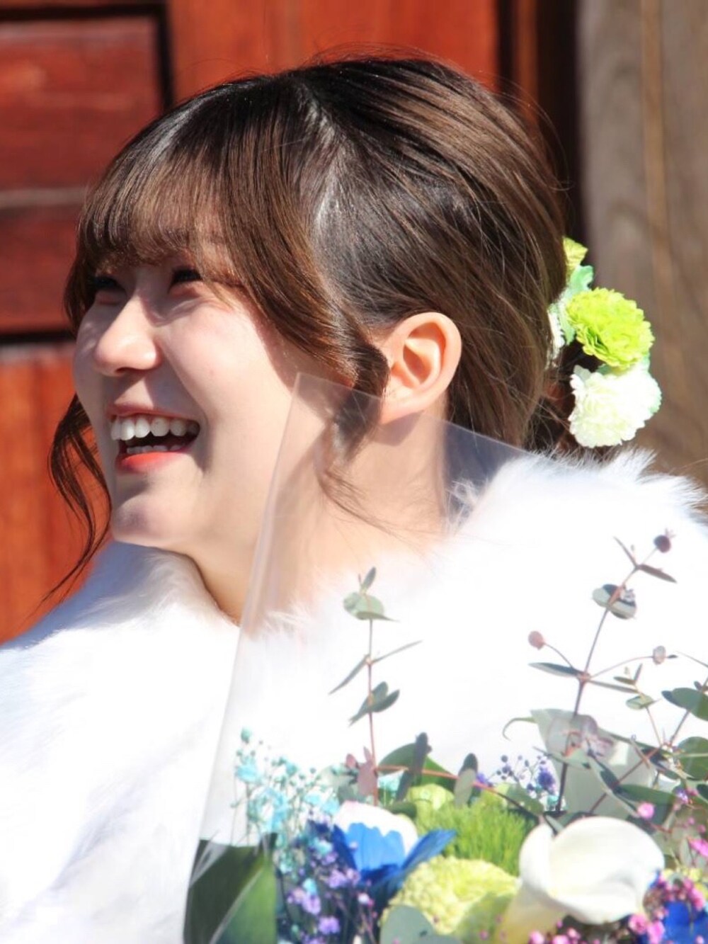 グリーン系のヘアアクセサリーを着用したレディースの冬コーディネートの2枚目の写真