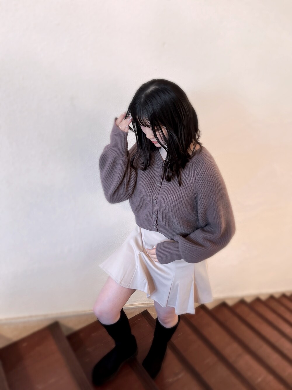 ホワイト系のスカート、その他のトップス、ブラック系のブーツを着用したレディースの冬コーディネートの2枚目の写真