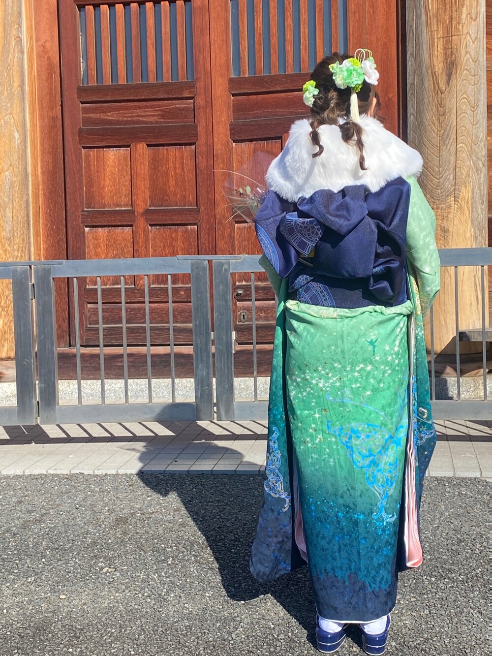 グリーン系のヘアアクセサリーを着用したレディースの冬コーディネートの4枚目の写真