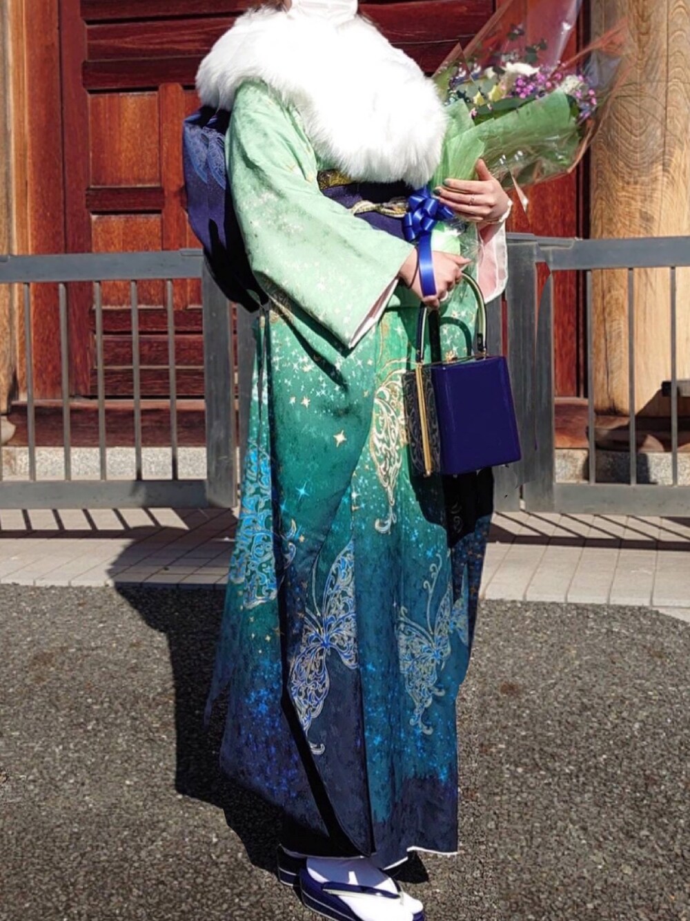 グリーン系のヘアアクセサリーを着用したレディースの冬コーディネートの3枚目の写真