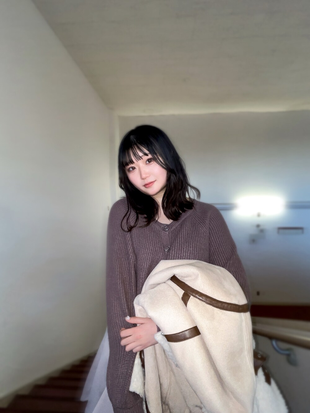 ホワイト系のスカート、その他のトップス、ブラック系のブーツを着用したレディースの冬コーディネートの3枚目の写真