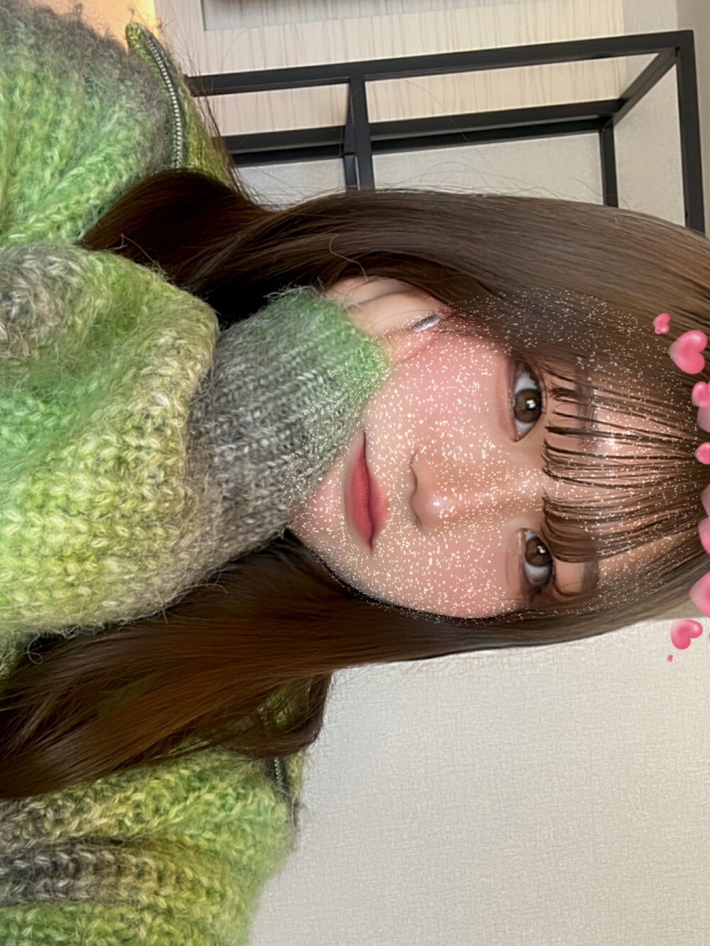 ブラック系のその他パンツ、ブラック系のブーツ、グリーン系のニット/セーターを着用したレディースの冬コーディネートの2枚目の写真