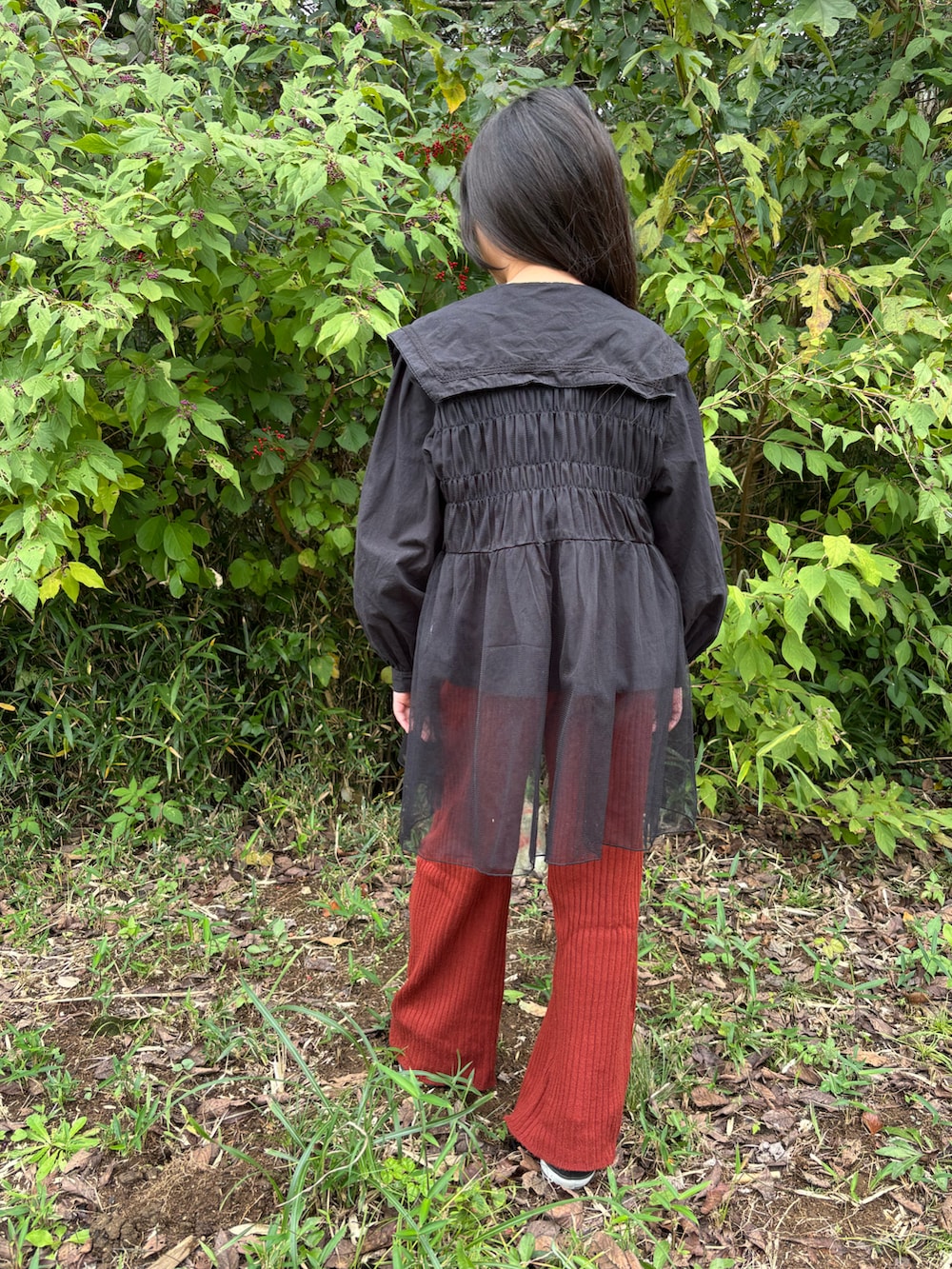 レッド系のその他パンツ、ブラック系のスニーカー、ブラック系のシャツ/ブラウスを着用したキッズの秋コーディネートの2枚目の写真