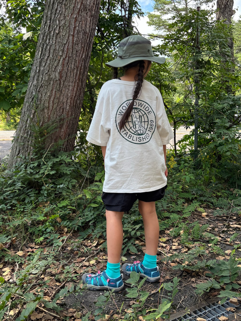 ホワイト系のTシャツ/カットソー、ブラック系のその他パンツ、ブルー系のサンダルを着用したキッズの秋コーディネートの2枚目の写真