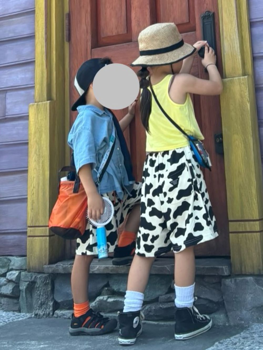 ホワイト系のその他パンツ、ブラック系のスニーカー、イエロー系のタンクトップを着用したキッズの秋コーディネートの2枚目の写真