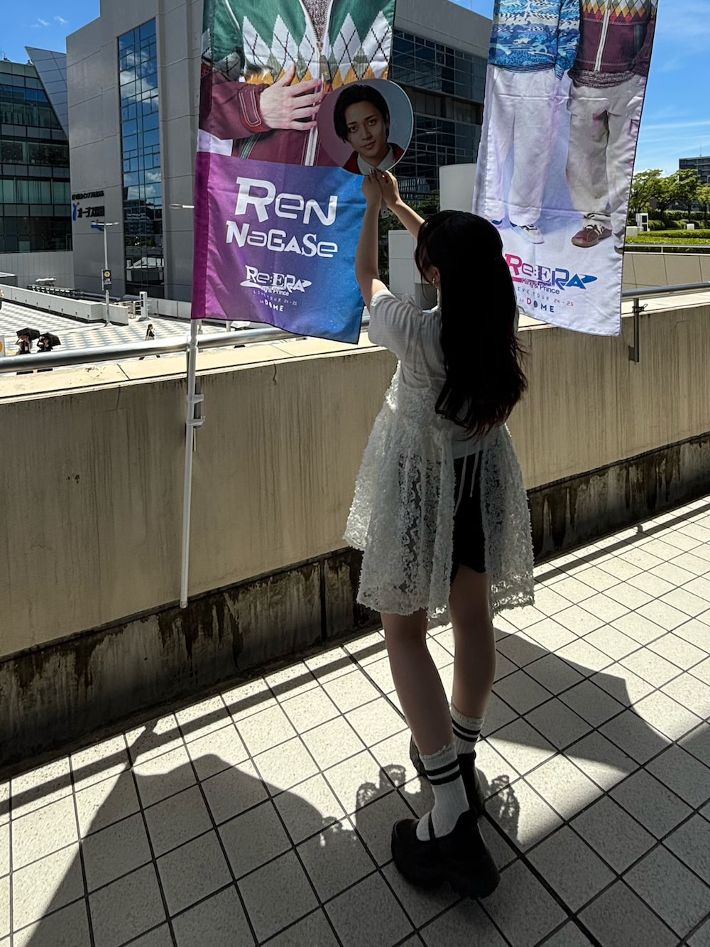 ホワイト系のTシャツ/カットソー、ブラック系のその他パンツ、ホワイト系のチュニックを着用したレディースの夏コーディネートの2枚目の写真