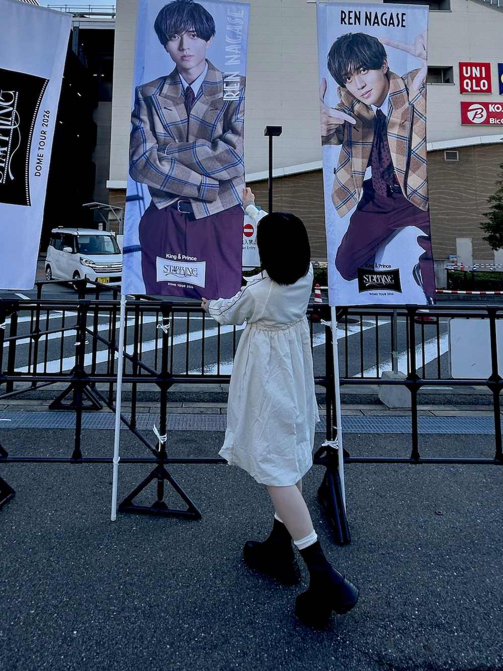 ホワイト系のTシャツ/カットソー、ホワイト系のワンピース、ブラック系のブーツを着用したレディースの冬コーディネートの2枚目の写真