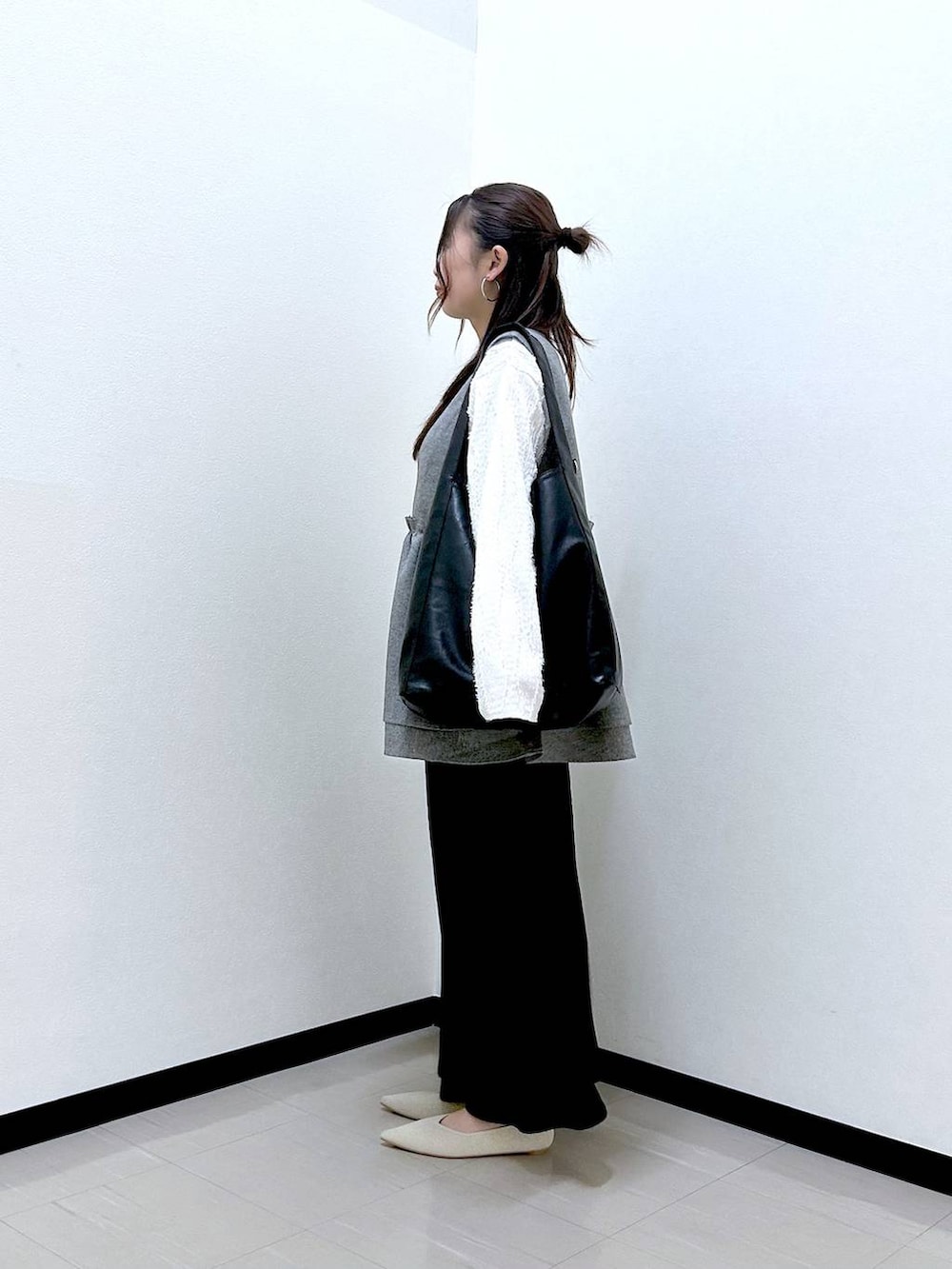 ベージュ系のTシャツ/カットソー、ブラック系のスカート、ホワイト系のパンプスを着用したレディースの春コーディネートの3枚目の写真