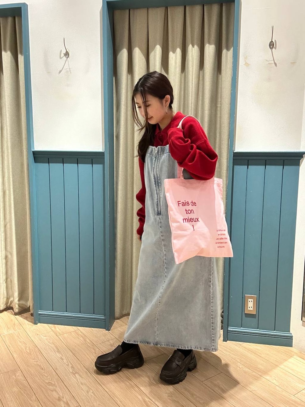 ブラウン系のローファー、ピンク系のトートバッグ、ブルー系のワンピースを着用したレディースの冬コーディネートの2枚目の写真