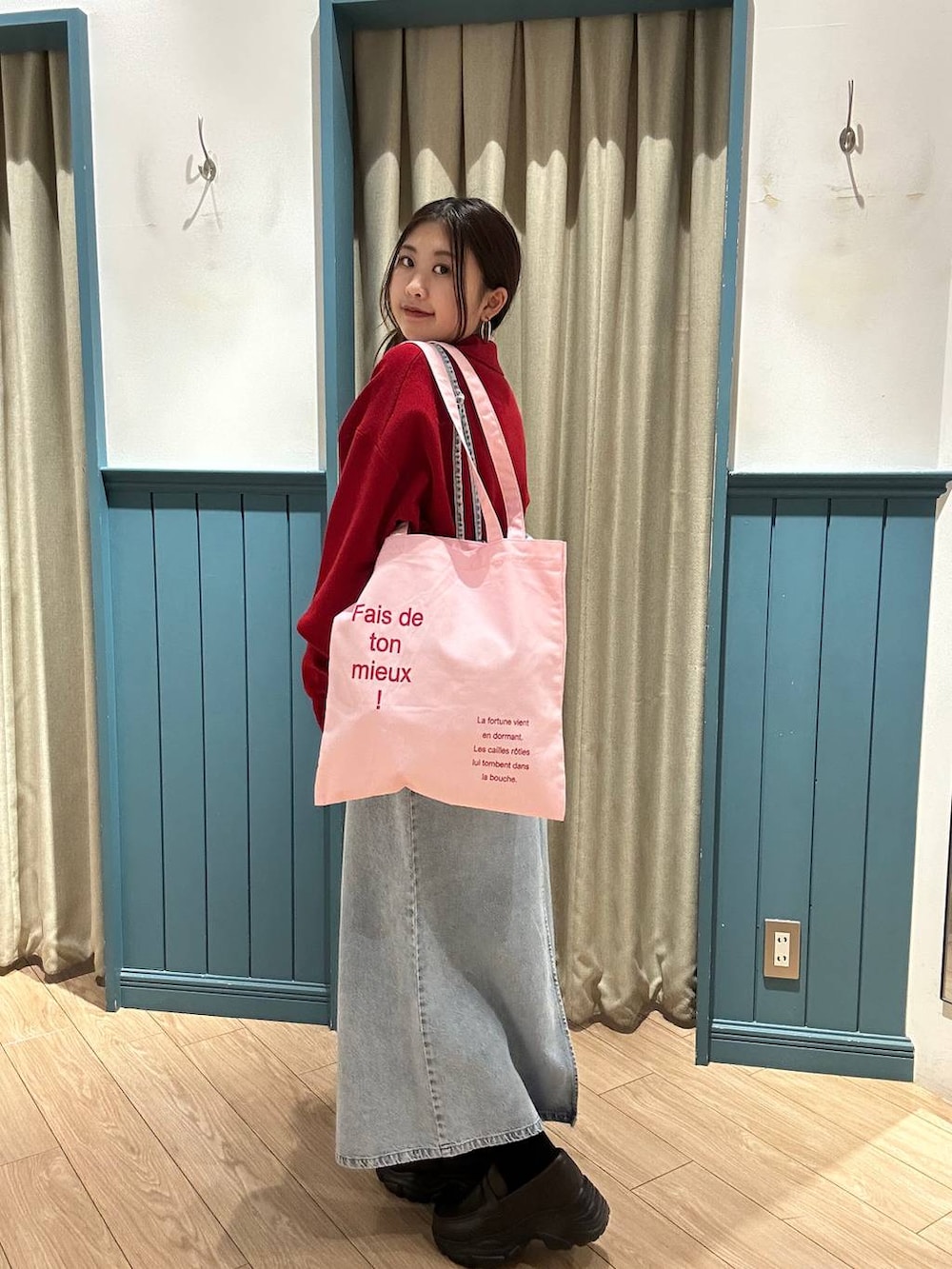 ブラウン系のローファー、ピンク系のトートバッグ、ブルー系のワンピースを着用したレディースの冬コーディネートの3枚目の写真