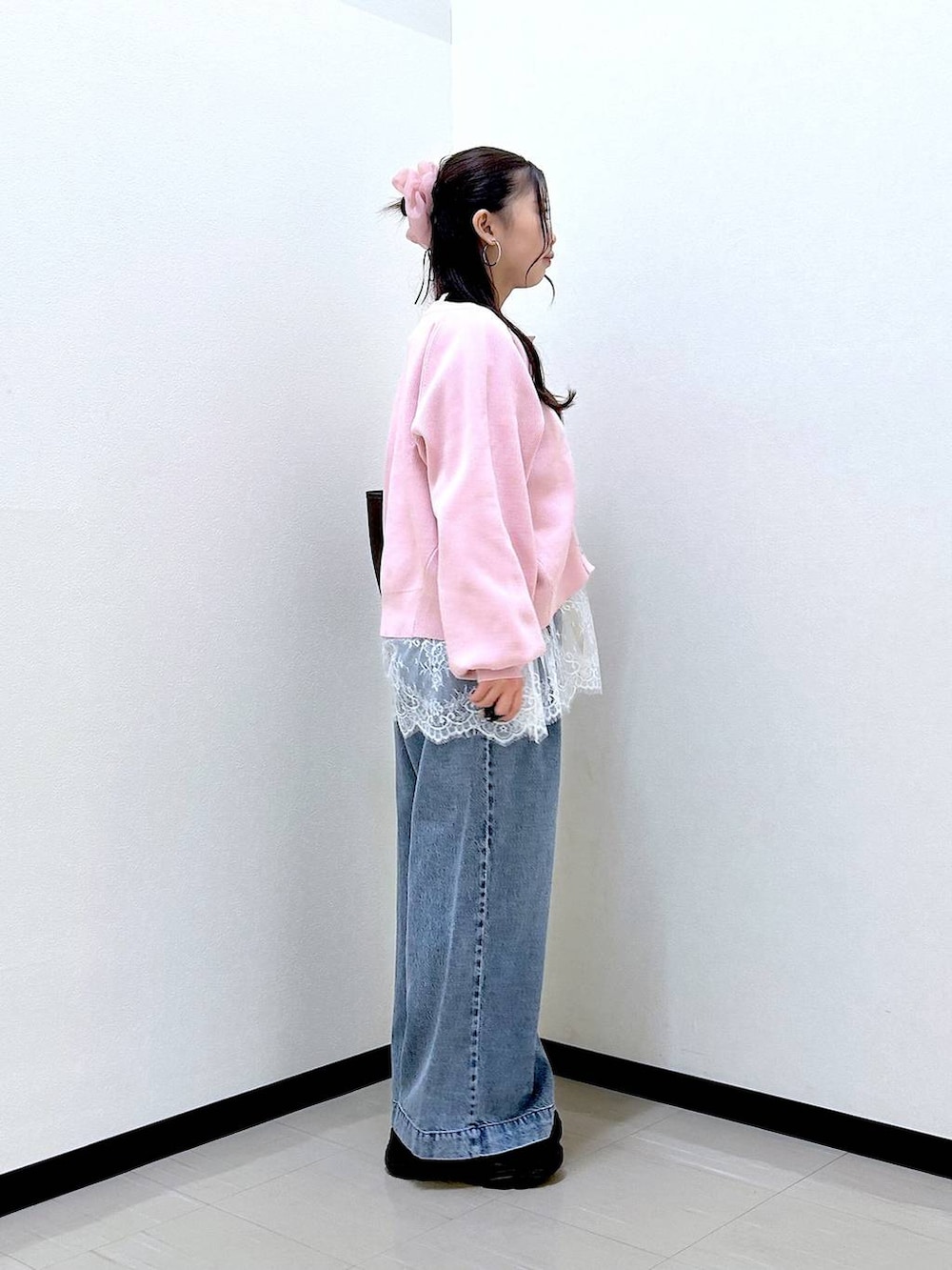 ブルー系のデニムパンツ、ブラック系のローファー、ブラウン系のトートバッグを着用したレディースの春コーディネートの5枚目の写真