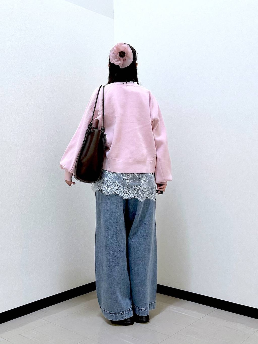 ブルー系のデニムパンツ、ブラック系のローファー、ブラウン系のトートバッグを着用したレディースの春コーディネートの4枚目の写真