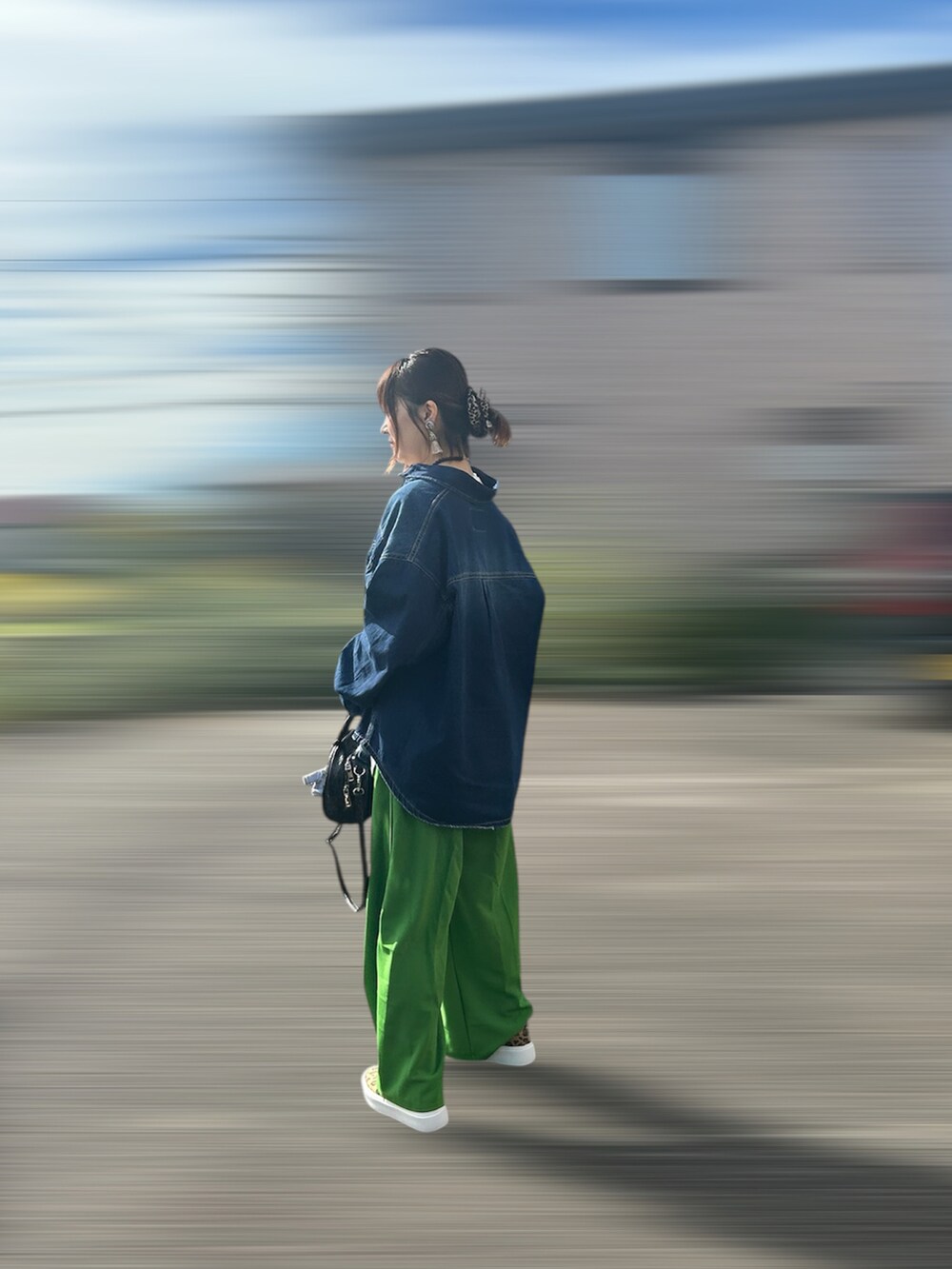 グリーン系のスウェットパンツ、その他のスニーカー、ブルー系のシャツ/ブラウスを着用したレディースの秋コーディネートの4枚目の写真