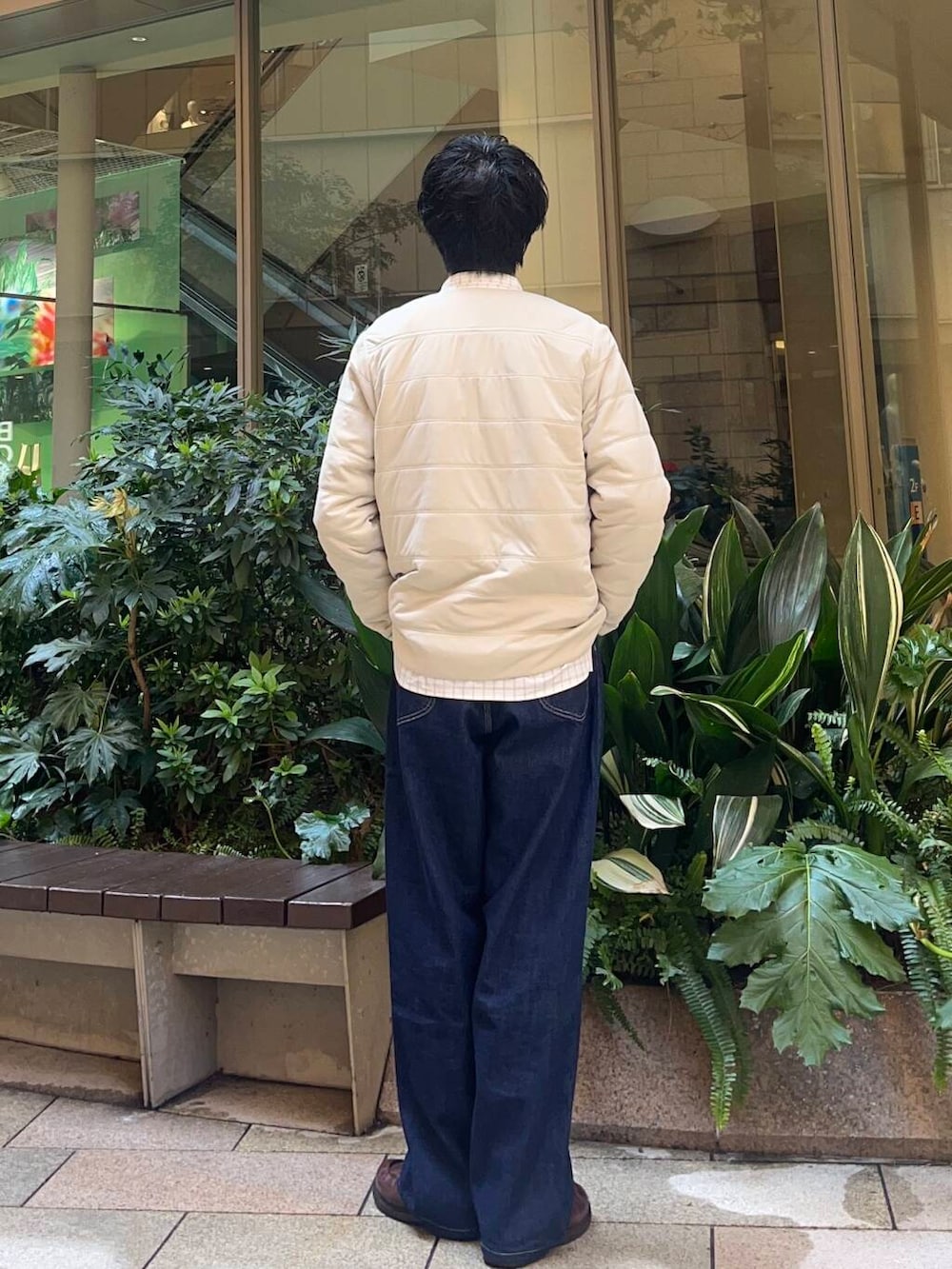 ブルー系のデニムパンツ、ホワイト系のシャツ/ブラウスを着用したメンズの春コーディネートの3枚目の写真