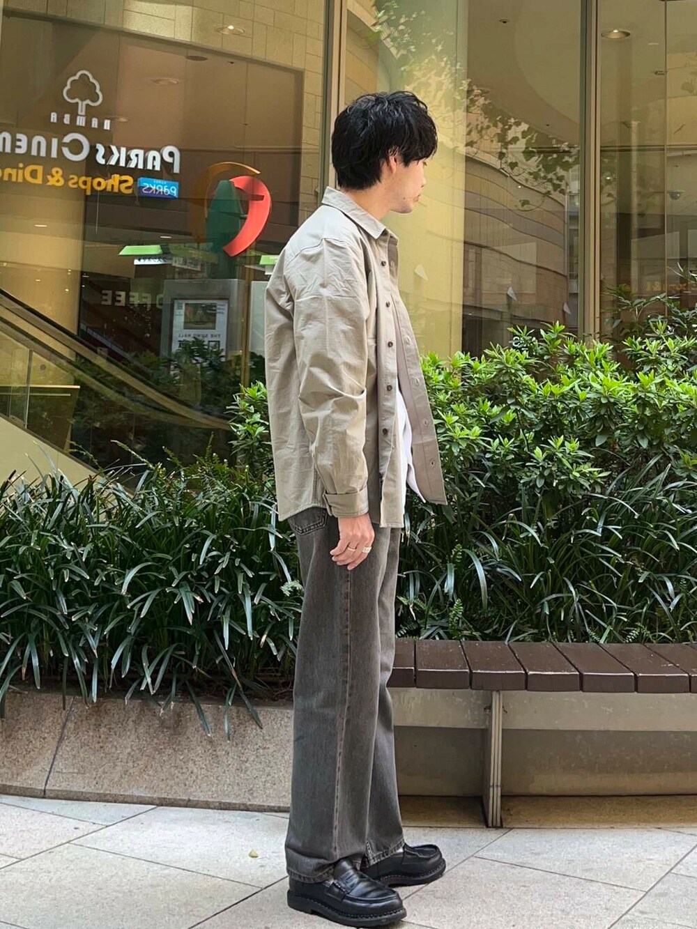 ブラック系のローファー、ホワイト系のシャツ/ブラウス、ブラック系のデニムパンツを着用したメンズの春コーディネートの2枚目の写真