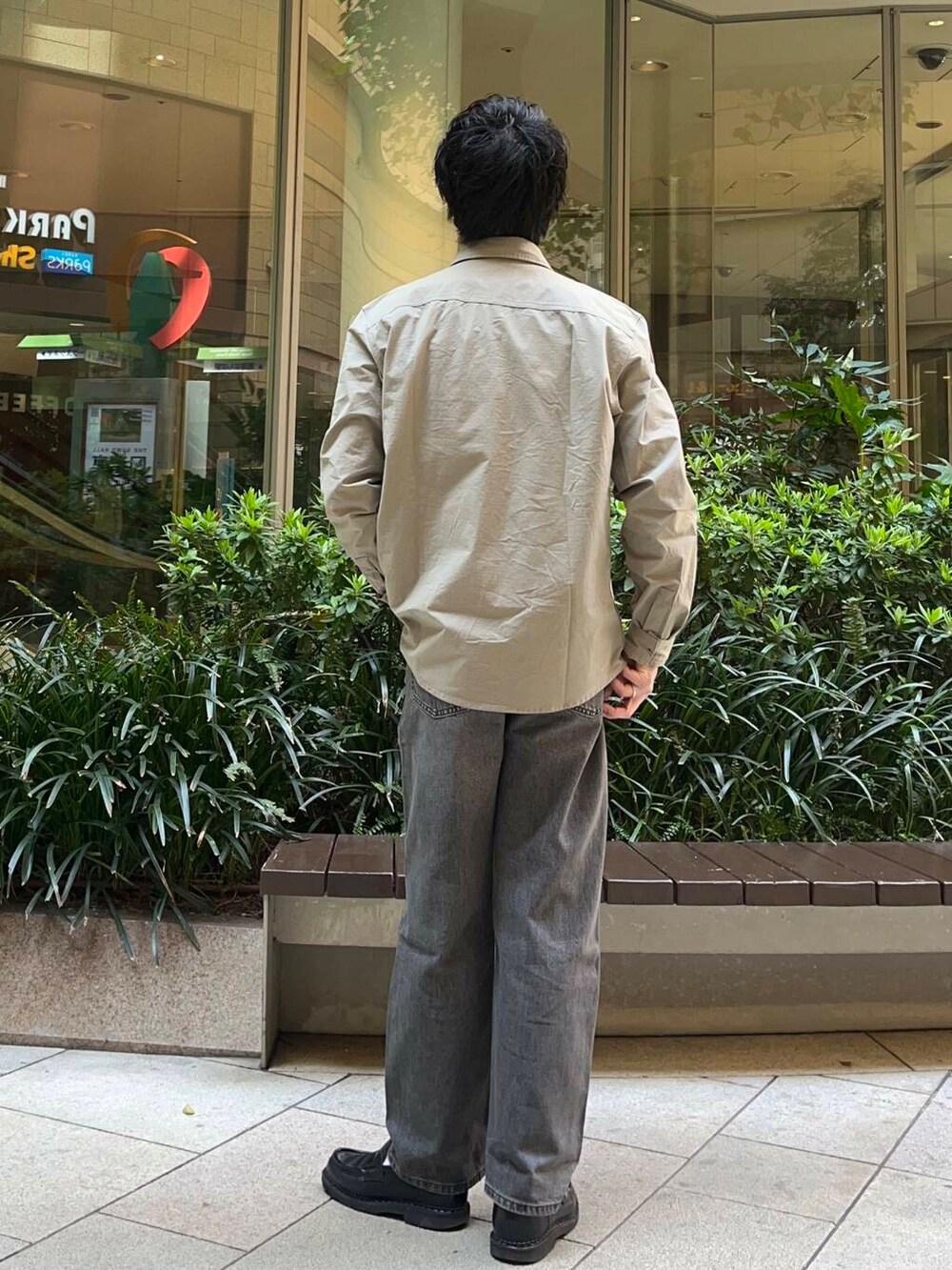 ブラック系のローファー、ホワイト系のシャツ/ブラウス、ブラック系のデニムパンツを着用したメンズの春コーディネートの3枚目の写真