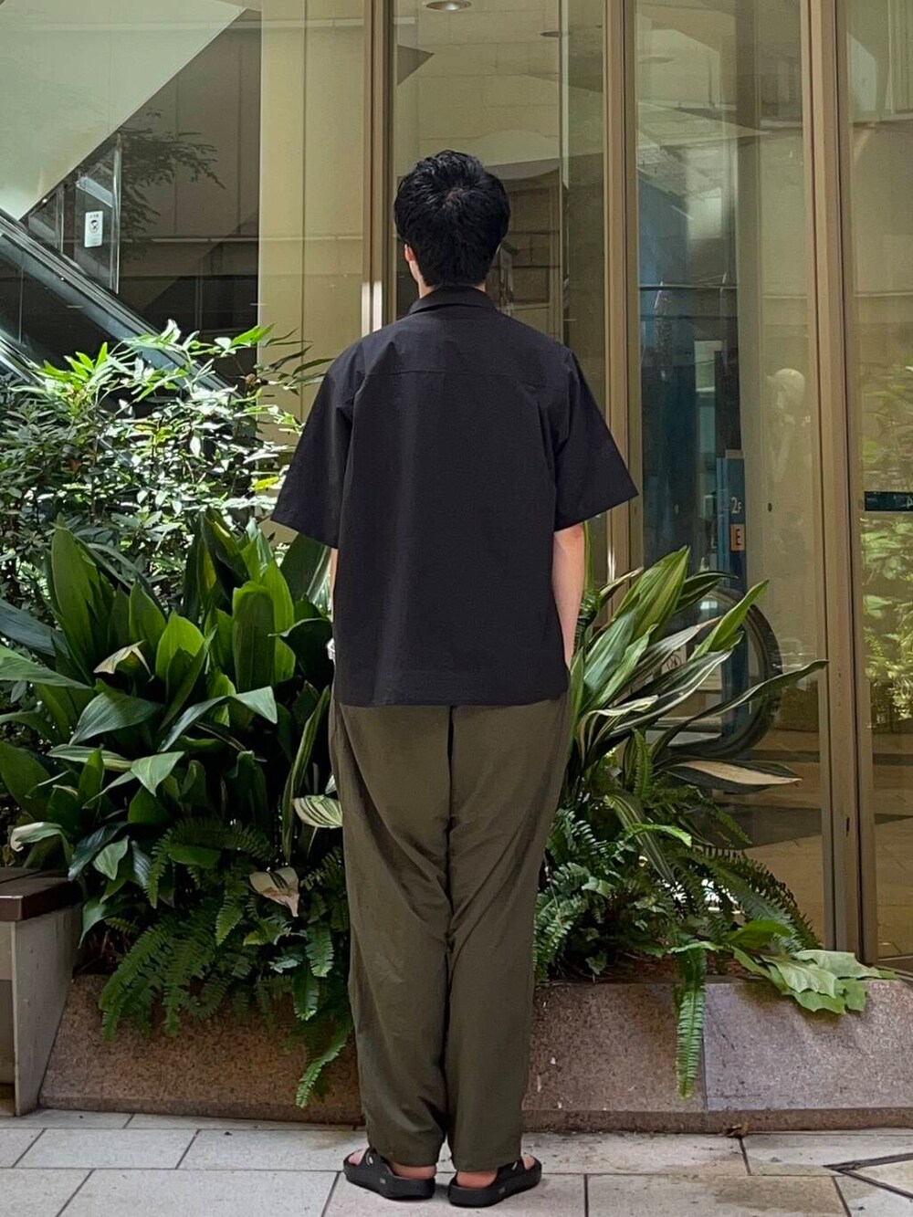 グリーン系のその他パンツ、ブラック系のサンダル、ブラック系のシャツ/ブラウスを着用したメンズの夏コーディネートの3枚目の写真