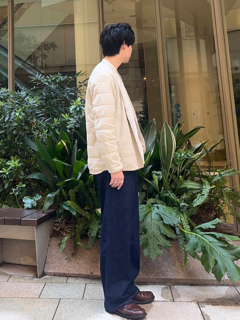 ブルー系のデニムパンツ、ホワイト系のシャツ/ブラウスを着用したメンズの春コーディネートの2枚目の写真