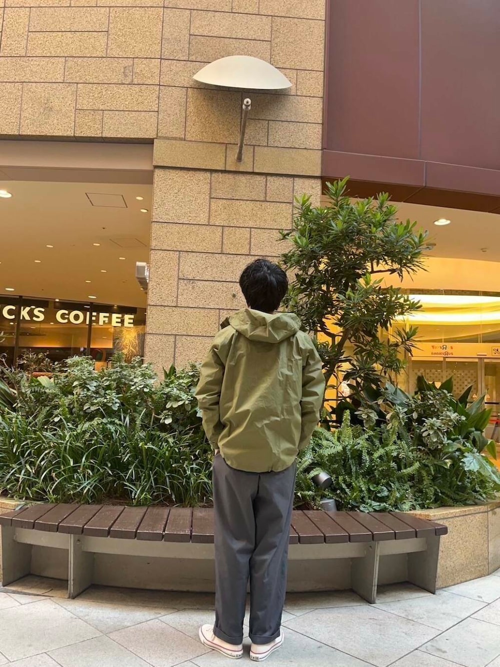 ホワイト系のスニーカー、ブルー系のシャツ/ブラウス、グレー系のその他パンツを着用したメンズの春コーディネートの3枚目の写真