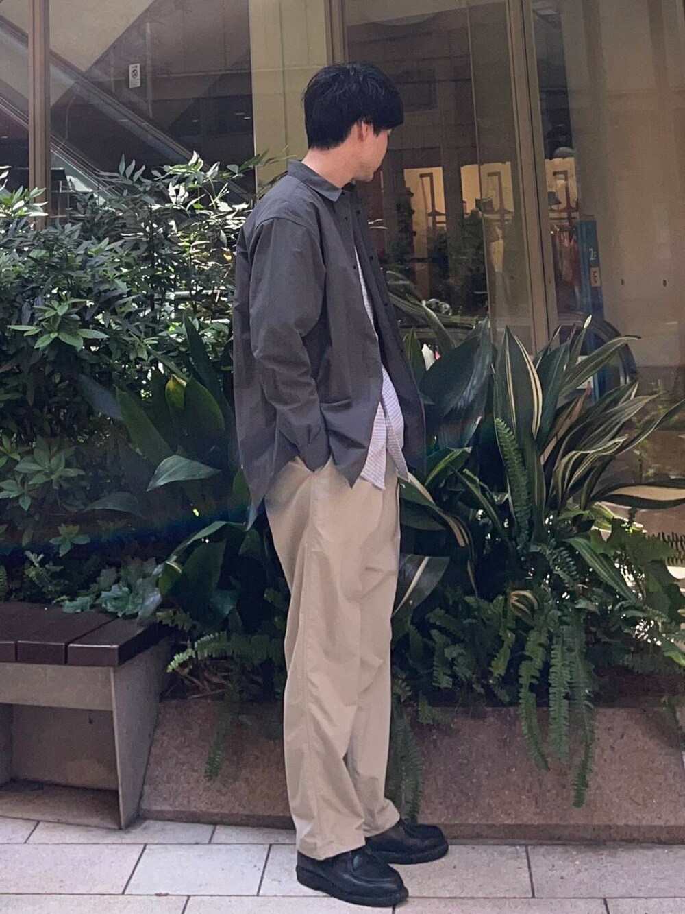 ブラック系のドレスシューズ、グレー系のその他パンツ、グレー系のシャツ/ブラウスを着用したメンズの春コーディネートの2枚目の写真