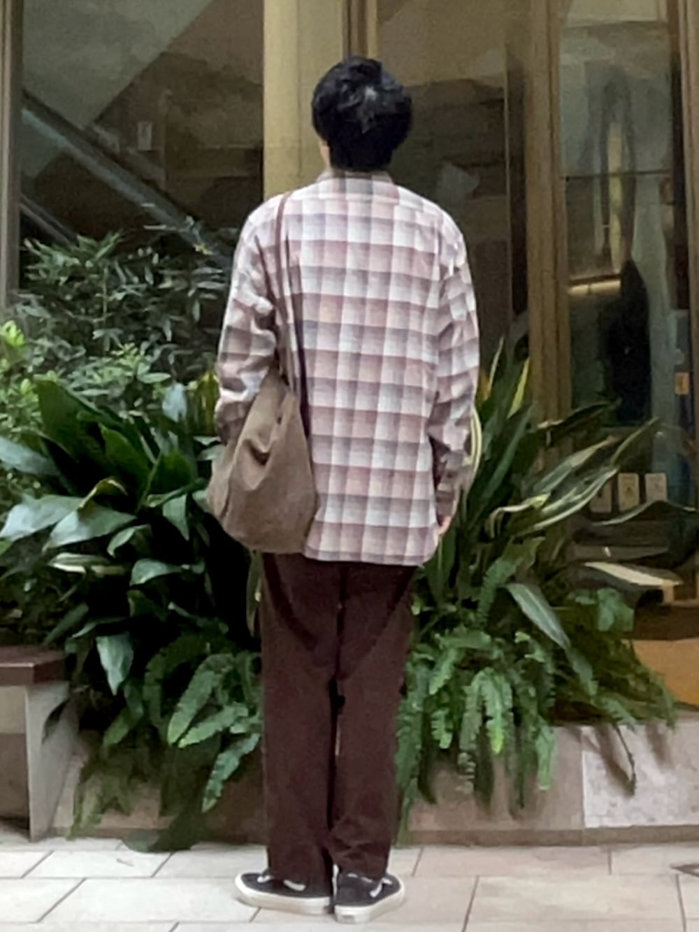 グレー系のシャツ/ブラウス、ブラウン系のその他パンツ、ブラック系のスニーカーを着用したメンズの秋コーディネートの3枚目の写真