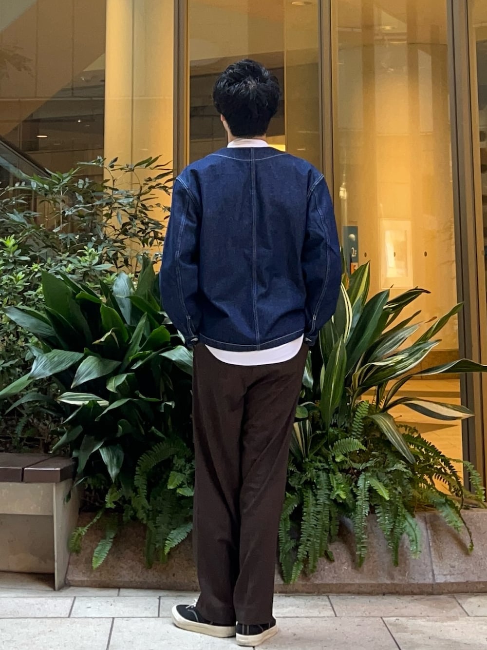 ブルー系のデニムジャケット、ホワイト系のシャツ/ブラウス、ブラウン系のその他パンツを着用したメンズの秋コーディネートの3枚目の写真