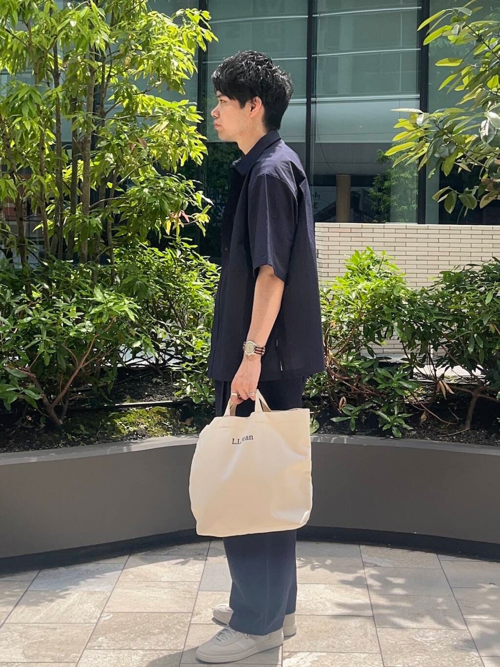 ホワイト系のスニーカー、ブルー系のその他パンツ、ブルー系のシャツ/ブラウスを着用したメンズの春コーディネートの2枚目の写真