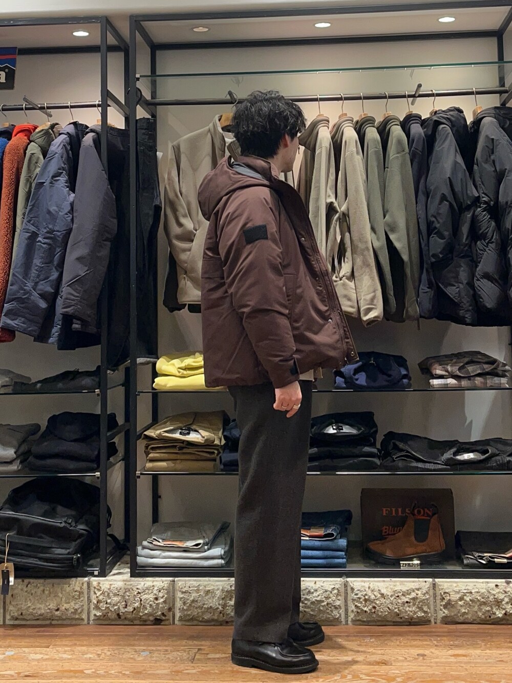 ブラウン系のその他アウター、グレー系のカーディガン/ボレロ、グレー系のその他パンツを着用したメンズの冬コーディネートの2枚目の写真