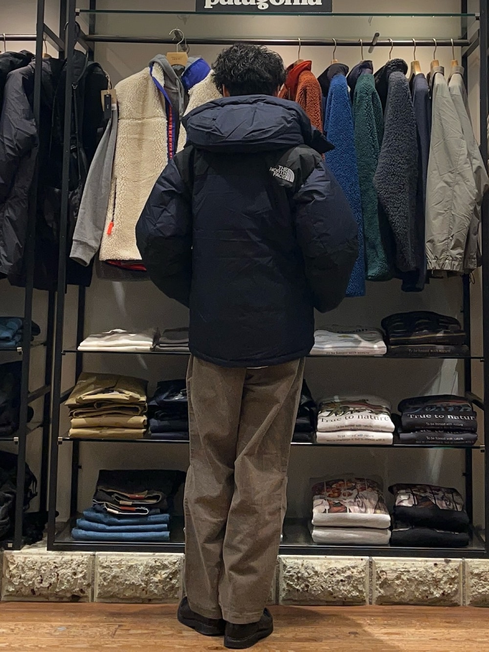 グレー系のその他アウター、ホワイト系のニット/セーター、ブラウン系のその他パンツを着用したメンズの冬コーディネートの3枚目の写真