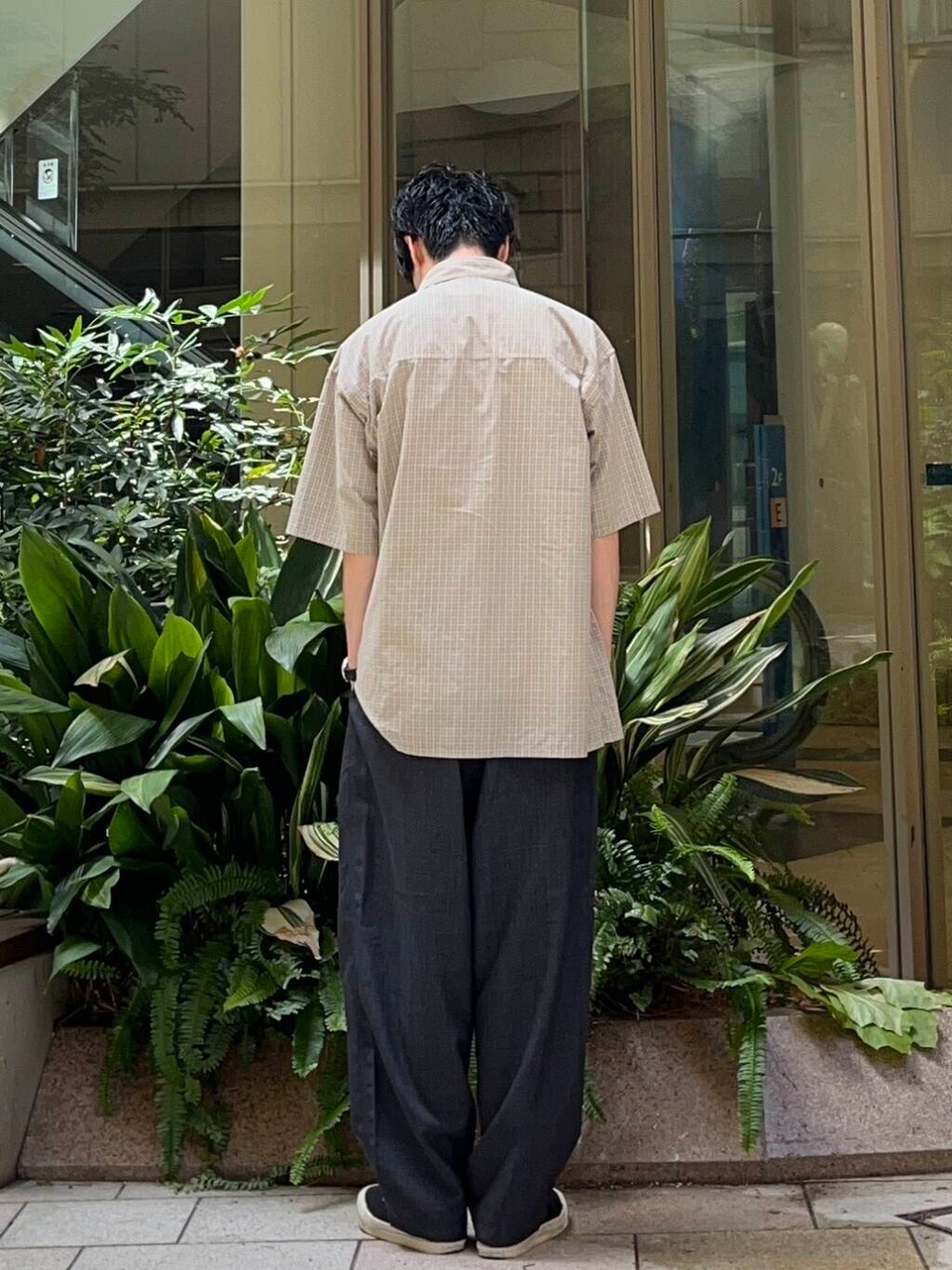 ベージュ系のシャツ/ブラウスを着用したメンズの夏コーディネートの3枚目の写真