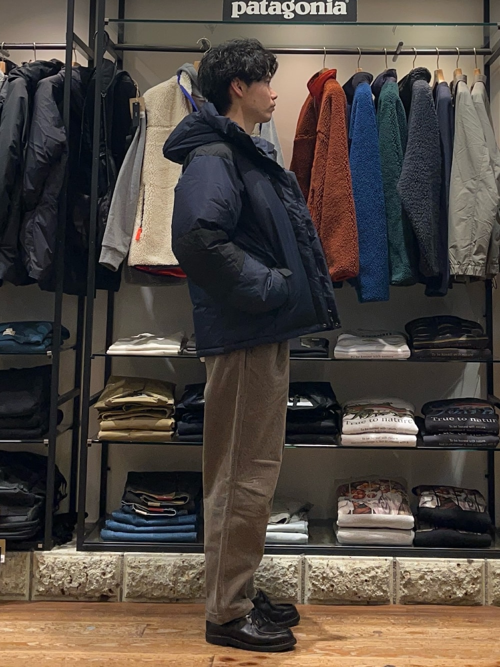 グレー系のその他アウター、ホワイト系のニット/セーター、ブラウン系のその他パンツを着用したメンズの冬コーディネートの2枚目の写真