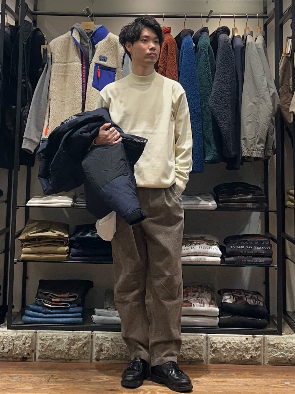 グレー系のその他アウター、ホワイト系のニット/セーター、ブラウン系のその他パンツを着用したメンズの冬コーディネートの4枚目の写真