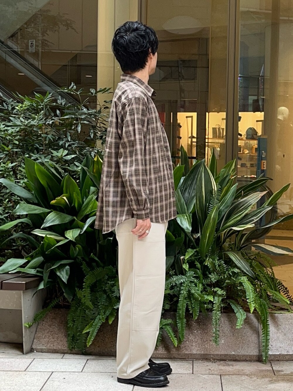 ブラック系のローファー、ベージュ系のシャツ/ブラウス、ホワイト系のパンツを着用したメンズの夏コーディネートの2枚目の写真