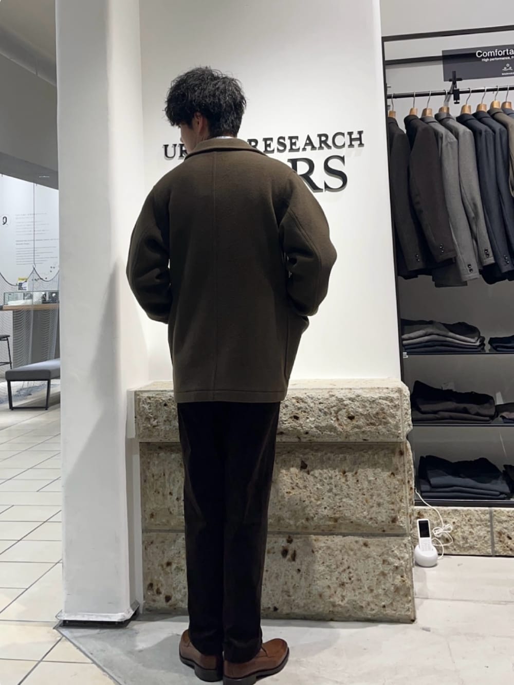 グリーン系のテーラードジャケット、ブラウン系のその他パンツ、ブラウン系のドレスシューズを着用したメンズの冬コーディネートの3枚目の写真